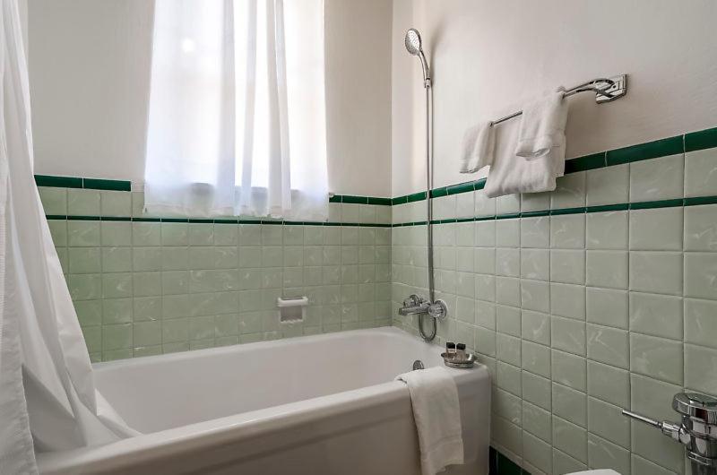Ryan Hotel Уолъс Екстериор снимка