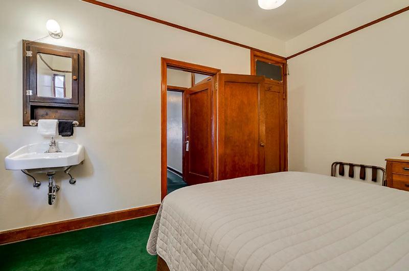 Ryan Hotel Уолъс Екстериор снимка